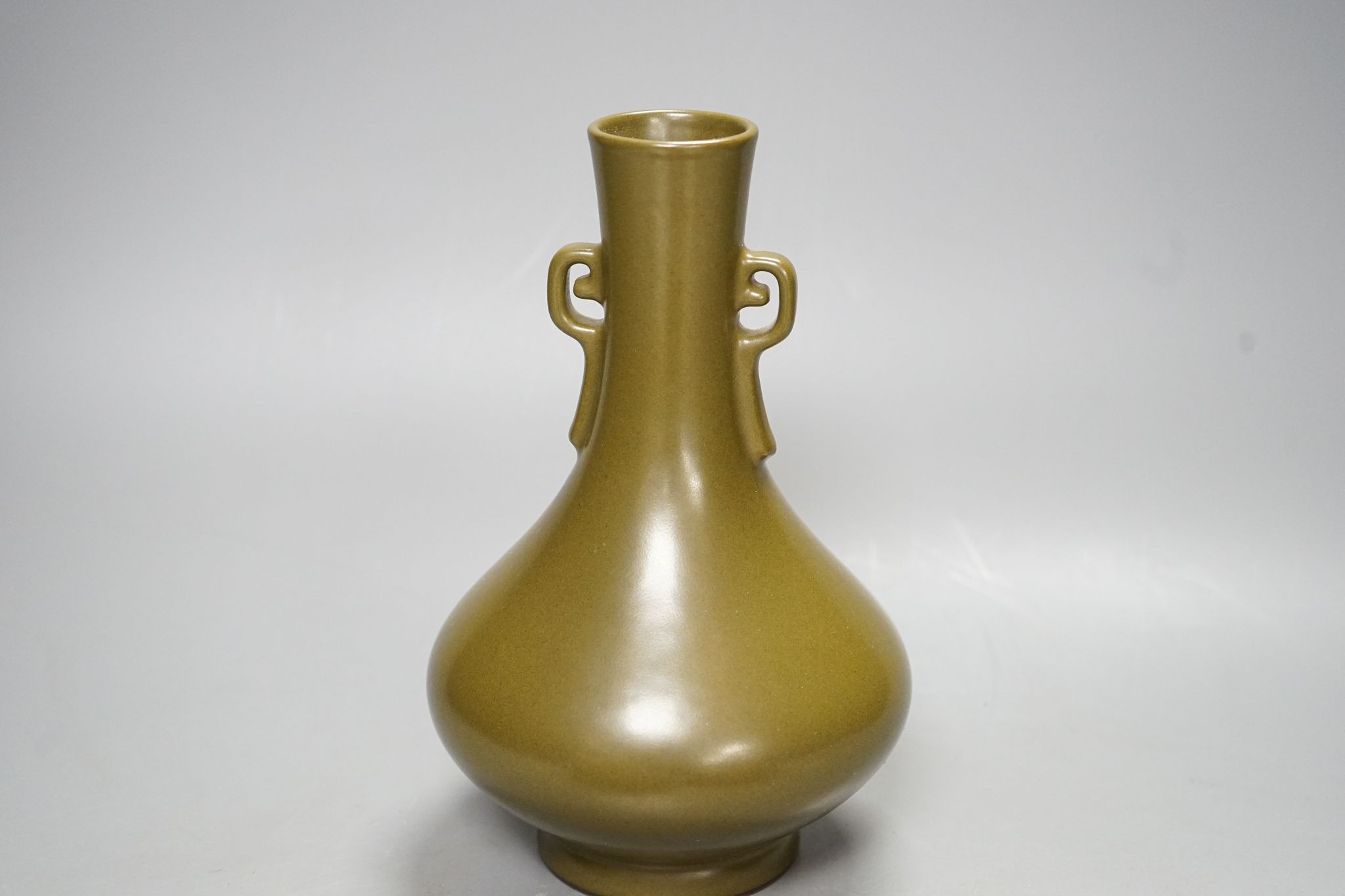 A pair of Chinese Nanking Cargo bowls and a teadust glazed vase, 21cm